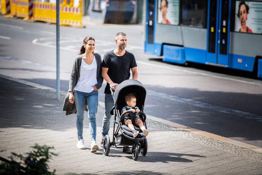 Hauck Buggy Rapid 3R Kinderwagen für Kinder bis 22 kg, mit Gummi Reifen, Klein Zusammenklappbar, UV-Schutz 50+, Schlaffunktion ab Geburt, Höhenverstellbarer Schieber und Großem Korb bis 3 kg (Black)