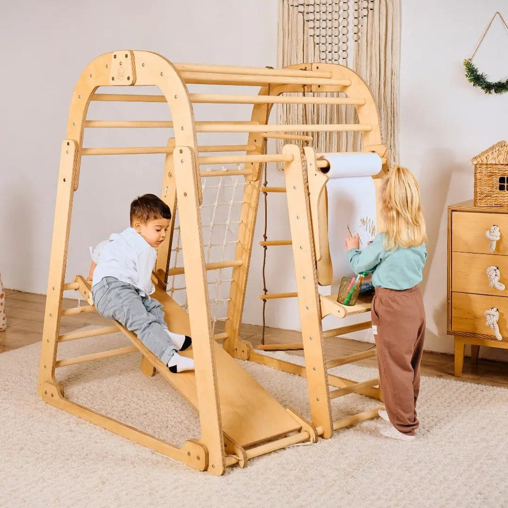 8in1 Indoor Spielplatz: Klettergerüst mit Kletternetz, Rutsche, Gymnastikringe, Hängende Leiter, Disc-Schaukel, Maltafel und Kinderstuhl – Beige